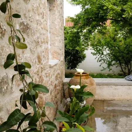 Aνεξάρτητη παραδοσιακή πέτρινη * Korinth